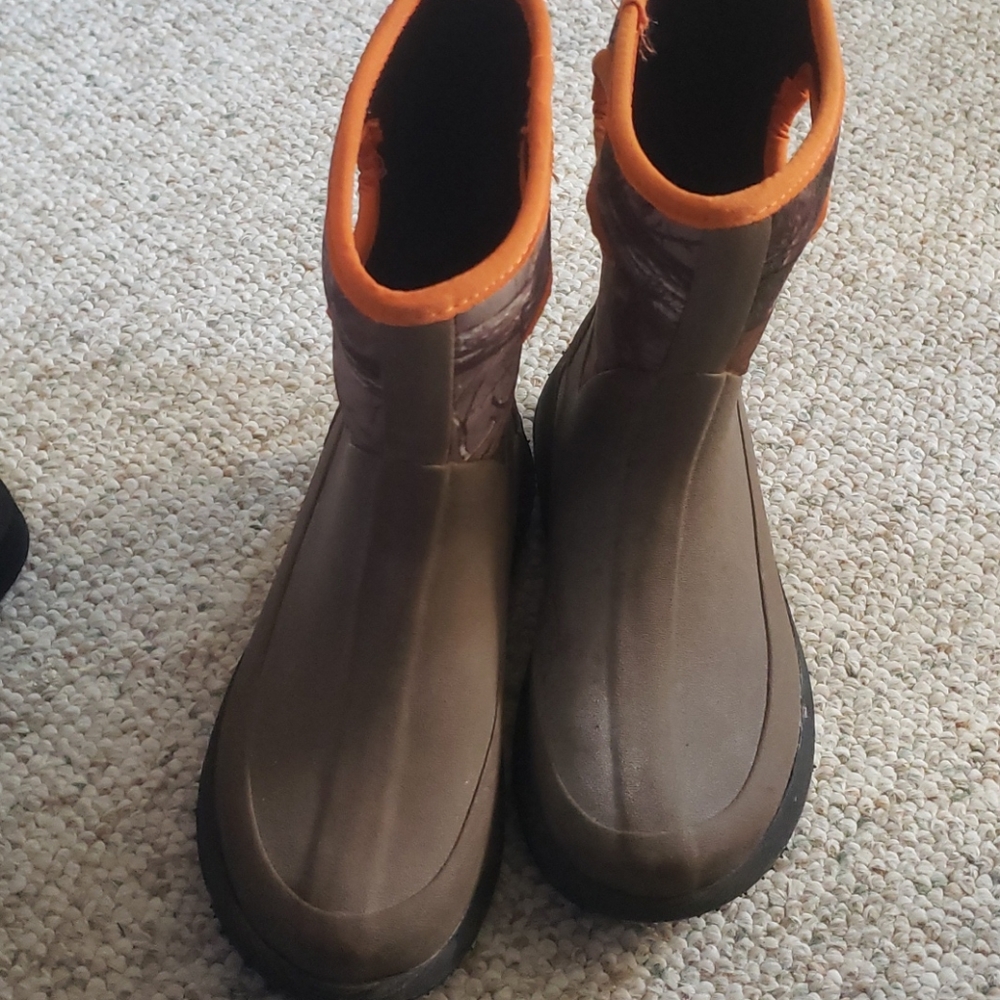 Under Armour tire boots